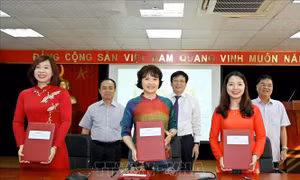 Lễ ký kết Biên bản ghi nhớ thỏa thuận hợp tác chiến lược giữa Bảo tàng Báo chí Việt Nam với Viện đào tạo Báo chí và Truyền thông (trường Đại học KHXH&NV) và Học viện Báo chí và Tuyên truyền. Ảnh: Minh Quyết – TTXVN