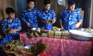 Cán bộ, chiến sĩ Tàu CSB 4035, Bộ Tư lệnh Vùng Cảnh sát biển 4 tổ chức gói bánh chưng trên biển.Ảnh: TTXVN phát
