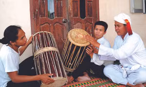 Nghệ nhân Phú Văn Lương luôn sẵn sàng truyền lửa cho nhiều thế hệ thanh niên địa phương niềm đam mê tiếng trống ghinăng. Ảnh: An Hiếu