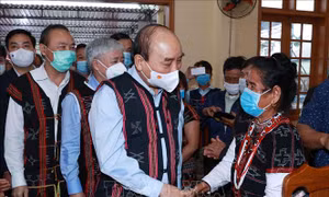 Chủ tịch nước Nguyễn Xuân Phúc với đồng bào các dân tộc tỉnh Quảng Nam. Ảnh: Thống Nhất-TTXVN