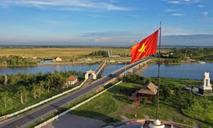 Cụm di tích lịch sử cầu Hiền Lương - sông Bến Hải (Quảng Trị). Đây là hai “nhân chứng lịch sử” mang trên mình nỗi đau chia cắt đất nước thành hai miền Nam - Bắc suốt hơn 20 năm ròng rã. Ảnh: Nguyễn Hoàng