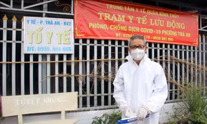 Căn nhà nơi ông Hiến đang ở được đặt làm Tổ y tế khu vực 2, phường Trà An, hiện nay đồng thời là Trạm y tế lưu động phường Trà An. Ảnh: Trung Kiên - TTXVN