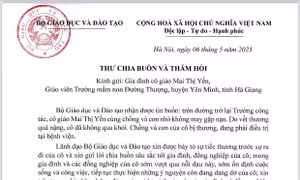Thư chia buồn và thăm hỏi gia đình cô giáo mầm non ở Hà Giang. Ảnh: TTXVN phát