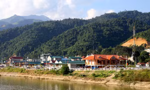 Một góc bản tái định cư kiểu mẫu của thị trấn Mường Tè, huyện Mường Tè (Lai Châu) được đầu tư đồng bộ, khang trang và sạch đẹp. Ảnh: Việt Hoàng - TTXVN