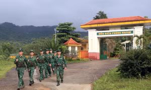 Cán bộ, chiến sĩ Đồn Biên phòng Nhâm tổ chức đội tuần tra cột mốc quốc giới trên tuyến biên giới Việt – Lào. Ảnh: Đỗ Trưởng