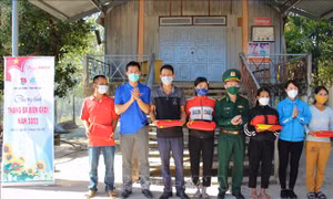 Tặng cờ tổ quốc cho nhân dân buôn Drang Phôk, xã Krông Na, huyện Buôn Đôn, tỉnh Đắk Lắk. Ảnh: Hoài Thu – TTXVN
