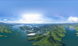 Hồ Tà Đùng, xã Đắk Som, huyện Đắk G’Long, tỉnh Đắk Nông, thắng cảnh được ví là “Vịnh Hạ Long trên Cao nguyên”. Ảnh: TTXVN phát