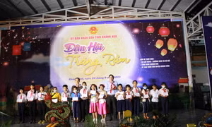 Lãnh đạo tỉnh Khánh Hòa tặng học bổng cho các cháu thiếu nhi Khánh Vĩnh. Ảnh: Phán Sáu – TTXVN