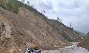 Điểm sạt lở tại Km0+200 đoạn qua Dốc Ruộng (xã Phú Mỡ) thuộc tuyến đường Phú Yên-Gia Lai gây chia cắt giao thông. Ảnh: TTXVN phát