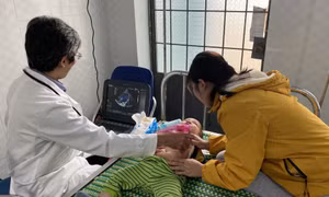 Khám tầm soát bệnh tim bẩm sinh miễn phí cho trẻ em miền núi Phú Yên