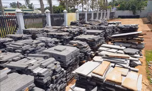 Đá ốp lát tập kết trước trụ sở Công ty trách nhiệm hữu hạn thương mại và dịch vụ Trường Huy Đắk Nông. Ảnh: Hưng Thịnh – TTXVN