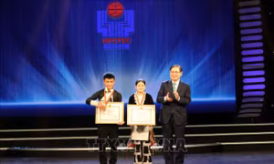 Ông Phan Xuân Dũng, Ủy viên Trung ương Đảng, Chủ nhiệm Ủy ban Khoa học, Công nghệ và Môi trường của Quốc hội trao giải Đặc biệt cho đề tài "Di sản văn hóa người Dao Lào Cai" của nhóm tác giả Tẩn A Sì, Tẩn Sì Mẩy, học sinh trường Phổ thông Dân tộc bán trú 