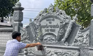 Dâng hương tại lăng mộ Mẹ Tơm (tên thật là bà Nguyễn Thị Quyển). Ảnh: Hoa Mai – TTXVN