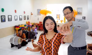 Ông Sơn Cao Thắng, Phó Trưởng Bộ môn Nghệ thuật, Khoa Ngôn ngữ - Văn hóa - Nghệ thuật Khmer Nam Bộ hướng dẫn sinh viên thực hiện các động tác khó trong nghệ thuật múa cổ điển Khmer. Ảnh: An Hiếu