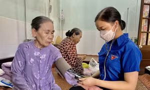 Đo huyết áp mỗi sáng cho các đối tượng có công neo đơn đang được nuôi dưỡng tại Trung tâm Điều dưỡng, chăm sóc người có công Thừa Thiên – Huế. Ảnh: Mai Trang –TTXVN