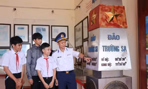 Cán bộ Cảnh sát biển và học sinh tìm hiểu thông tin về hai quần đảo Hoàng Sa, Trường Sa của Việt Nam. Ảnh: Phạm Cường-TTXVN