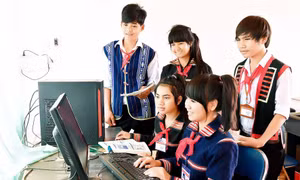 Việc truyền dạy tiếng dân tộc thiểu số trong trường tiểu học sẽ góp phần bảo tồn bản sắc văn hóa, nâng cao dân trí con em đồng bào dân tộc . Ảnh: Đức Thụy