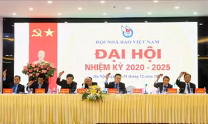 Đại biểu biểu quyết về nhân sự Ban Chấp hành khoá XI, Ban kiểm phiếu. Ảnh: Tuấn Đức - TTXVN