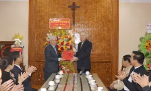 Bí thư Trung ương Đảng, Chủ tịch Ủy ban Trung ương Mặt trận Tổ quốc Việt Nam Đỗ Văn Chiến tặng quà chúc mừng Lễ Giáng sinh cho Giám mục Nguyễn Hùng Vị, Giám mục Giáo phận Kon Tum. Ảnh: Cao Nguyên – TTXVN