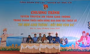 Để nội dung tuyên truyền có hiệu quả nhất, ban tổ chức chương trình thực hiện ký biên bản ghi nhớ giữa thanh niên, già làng và các tổ chức hội trên địa bàn. Ảnh: Hồng Điệp - TTXVN