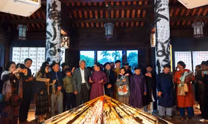 Công chúng thưởng lãm những tác phẩm thư pháp độc đáo ứng dụng công nghệ ánh sáng. Ảnh: Đinh Thuận - TTXVN