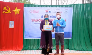 Phó Bí thư Thường trực Tỉnh đoàn, Chủ tịch Hội Liên hiệp Thanh niên Việt Nam tỉnh Sơn La Nguyễn Duy Dũng tặng dung dịch sát khuẩn tay cho Trường mầm non 19/5 Phổng Lập, xã Phổng lập, huyện Thuận Châu. Ảnh: Quang Quyết-TTXVN