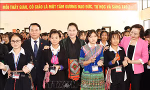 Chủ tịch Quốc hội Nguyễn Thị Kim Ngân với các em học sinh trường Phổ thông dân tộc nội trú THPT tỉnh Yên Bái. Ảnh: Trọng Đức – TTXVN