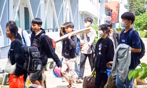 Các thí sinh “đặc biệt” di chuyển hơn 60 km để tham dự kỳ thi tốt nghiệp THPT năm 2023. Ảnh: TTXVN phát