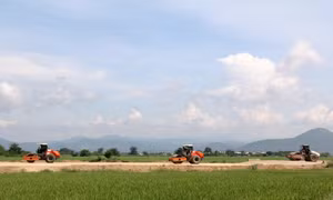Tuyến cao tốc Bắc - Nam phía Đông qua địa bàn tỉnh Bình Thuận có tổng chiều dài 160 km đang khẩn trương thi công, dự kiến thông xe kỹ thuật vào cuối năm 2022. Ảnh: Nguyễn Thanh – TTXVN