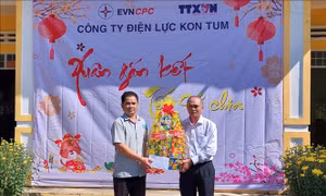 Công ty Điện lực Kon Tum tặng quà và ủng hộ 3 triệu đồng cho xã Đăk Ring, huyện Kon Plông tổ chức chương trình bánh chưng xanh. Ảnh: Khoa Chương – TTXVN