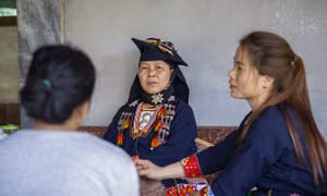 Mỗi năm, bà lang Phùng Thị Nội chữa bệnh cho khoảng 1.000 người, trong đó có nhiều bệnh nhân nghèo, được bà Nội sẵn sàng chữa bệnh miễn phí hoặc chỉ lấy một khoản phí rất nhỏ. Ảnh: Trọng Đạt