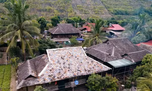 Phố nhà sàn mái đá ở Mường Lay (Điện Biên)