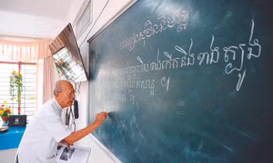 Dù đã ngoài 80 tuổi, thầy Lâm Es vẫn miệt mài với công tác khuyến học, thường xuyên đứng lớp dạy chữ Khmer tại nhiều điểm trường trên địa bàn tỉnh Sóc Trăng và các tỉnh, thành ở Nam Bộ. Ảnh: An Hiếu