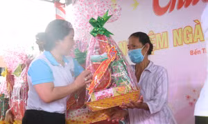 Hội Liên hiệp phụ nữ tỉnh Bến Tre Ban trao 20 phần quà Tết cho các phụ nữ có hoàn cảnh khó khăn trên địa bàn thành phố Bến Tre. Ảnh: Chương Đài – TTXVN