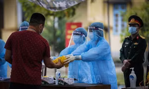 Các công dân nhận đồ dùng cá nhân cùng phương diện phòng chống dịch như nước súc miệng, nước sát khuẩn... Trọng Đạt - TTXVNẢnh: Trọng Đạt - TTXVN