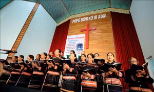Các ban hát là các thế hệ người dân trong xã Chư Á cùng nhau hát tôn vinh Chúa mỗi sáng Chủ Nhật. Ảnh: Nhật Anh – TTXVN