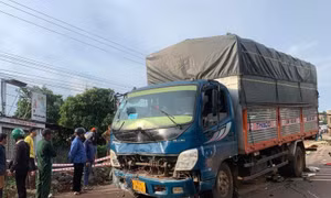 Xe tải tại hiện trường vụ tai nạn đặc biệt nghiêm trọng khiến 3 người tử vong ở Gia Lai. Ảnh: Quang Thái- TTXVN