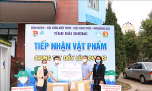 26 thùng hàng gồm nước rửa tay sát khuẩn, khẩu trang trị giá 345 triệu đồng được nhóm từ thiện Fly to Sky phối hợp với Đoàn thanh niên TTXVN trao hỗ trợ công tác phòng, chống dịch COVID-19 tại tỉnh Hải Dương. Ảnh: TTXVN phát