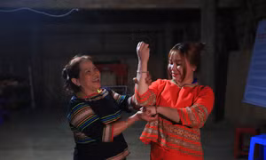 Bà Y Lim truyền dạy các động tác múa của dân tộc Xê-đăng cho thế hệ trẻ. Ảnh: Trí Trung