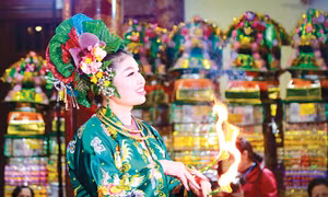 Nghệ thuật âm nhạc, ca từ được thanh đồng thể hiện thăng hoa với nét mặt rạng ngời. Ảnh: Chiến Thắng