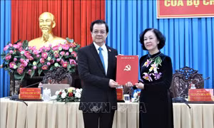 Đồng chí Trương Thị Mai, Ủy viên Bộ Chính trị, Bí thư Trung ương Đảng, Trưởng Ban Tổ chức Trung ương trao Quyết định của Bộ Chính trị về việc điều động, phân công ông Lê Hồng Quang giữ chức Bí thư Tỉnh uỷ An Giang nhiệm kỳ 2020-2025. Ảnh: Thanh Sang – TTX