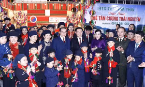 Chủ tịch Quốc hội Vương Đình Huệ, Bí thư Tỉnh ủy Thái Nguyên Nguyễn Thanh Hải, nguyên Tổng Bí thư Nông Đức Mạnh với đại biểu và nhân dân tỉnh Thái Nguyên. Ảnh: An Đăng – TTXVN