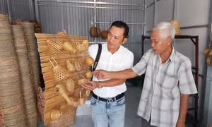 Nhiều hộ dân chuyển sang làm những sản phẩm đan lát có giá trị cao phục vụ nhu cầu của khách du lịch. Ảnh: Tuấn Kiệt - TTXVN