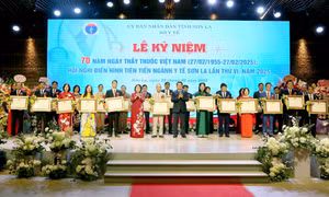 Đại diện lãnh đạo tỉnh Sơn La trao danh hiệu “Thầy thuốc ưu tú” của Chủ tịch nước tặng cho các cá nhân. Ảnh: Quang Quyết - TTXVN