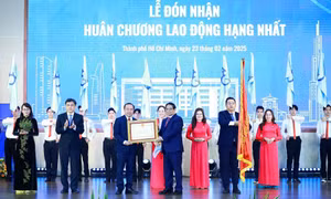 Thủ tướng Chính phủ Phạm Minh Chính trao Huân chương Lao động hạng Nhất của Chủ tịch nước tặng Đại học Quốc gia Thành phố Hồ Chí Minh. Ảnh: Dương Giang - TTXVN