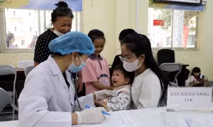 Tiêm phủ vaccine để phòng sởi lan rộng