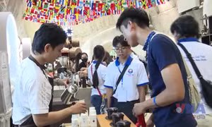 Kiều bào trẻ trải nghiệm văn hóa cà phê tại Bảo tàng Thế giới Cà phê