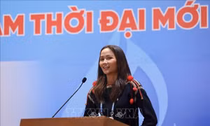 Hoa hậu H'Hen Niê phát biểu tại phiên thảo luận “Xây dựng phụ nữ Việt Nam thời đại mới”. Ảnh: Lâm Khánh - TTXVN