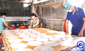 Làng nghề bánh phồng Cái Bè ngày cận Tết