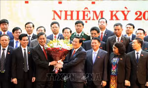 Đồng chí Phan Đình Trạc, Bí thư Trung ương Đảng, Trưởng ban Nội chính Trung ương tặng hoa chúc mừng Đồng chí Nguyễn Hữu Đông được bầu giữ chức Bí thư Tỉnh ủy Sơn La khóa XV, nhiệm kỳ 2020-2025. Ảnh: Quang Quyết-TTXVN